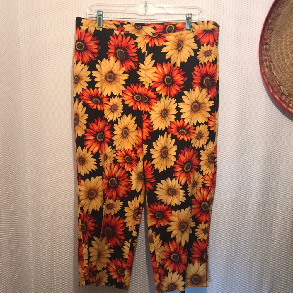 Jones New York Stretchy Sun Flower Print Capris Size 14